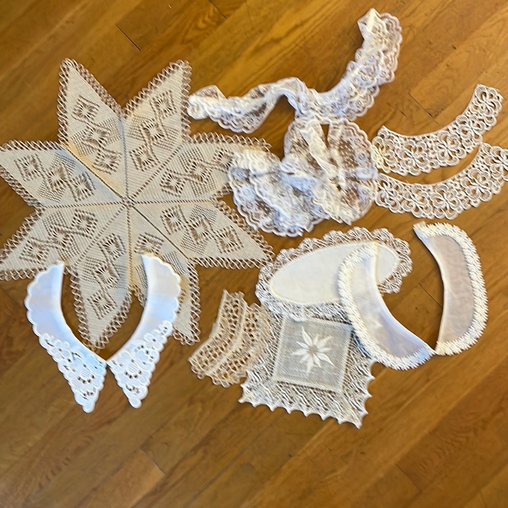 Mixed lot of lace doilies and collars